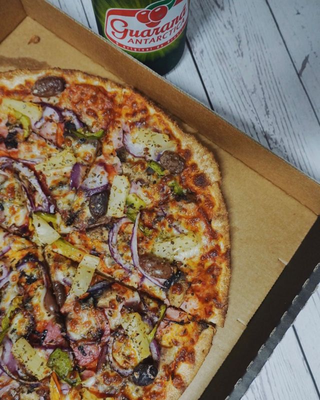 If you say pizza doesn’t go well with Guarana, then you’ve probably never tried this combination! 

👉🏽Get yours NOW
.
.
.
#guarana #pizza #pizzalovers #dinnerpizza #pizzagram #bestdeal #pizzagourmet #pizzatime