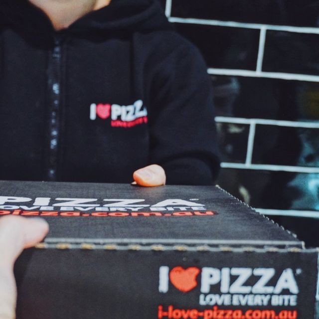 It’s too cold to leave your home? Order your takeaway pizza. We can deliver to you! There is nothing better than a warm pizza ready in front of your door. 

Link in bio. Order NOW!
.
.
.
#delivery #deliveroo #ubereats #pizzatime #pizzalover #ilovepizza